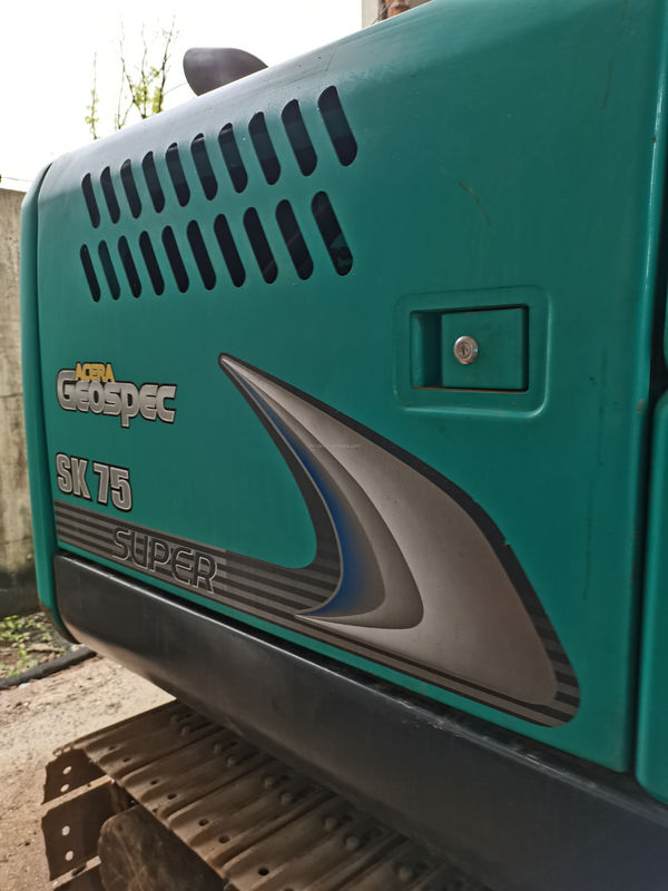 Κομπέλκο SK200 Χρησιμοποιούμενη μίνι σκάφτρα Κομπέλκο SK75 Καλή ποιότητα Φθηνή τιμή μεταχειρισμένη υδραυλική σκάφτρα αναρρίχησης Ιαπωνίας προέλευση